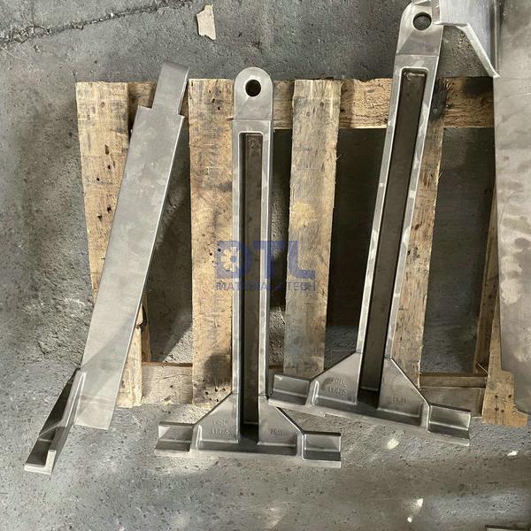 Cast chain guide for heat treatment furnace