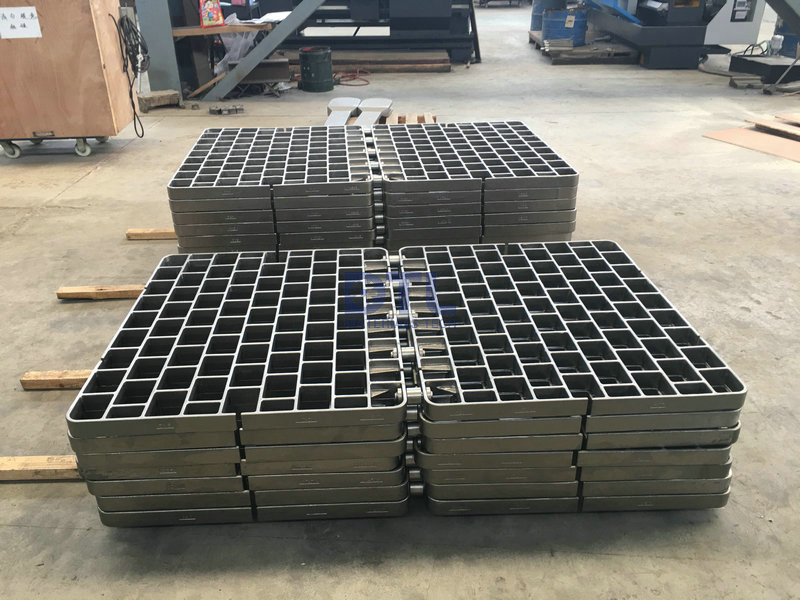 1.3 Cast alloy trays linked by bolts _1_1