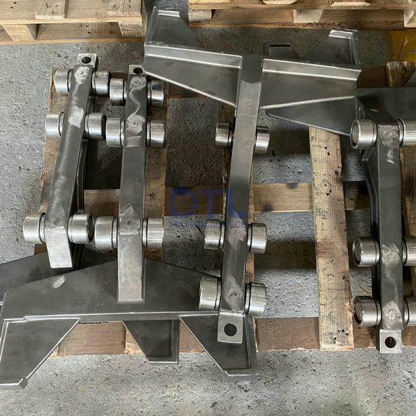 Cast chain guide for heat treatment furnace