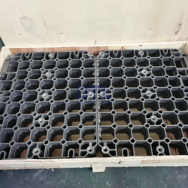 Cast steel trays with guide channel