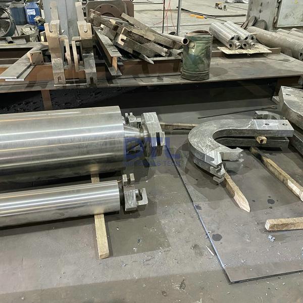 Stabilizer rolls for galvanizing pots