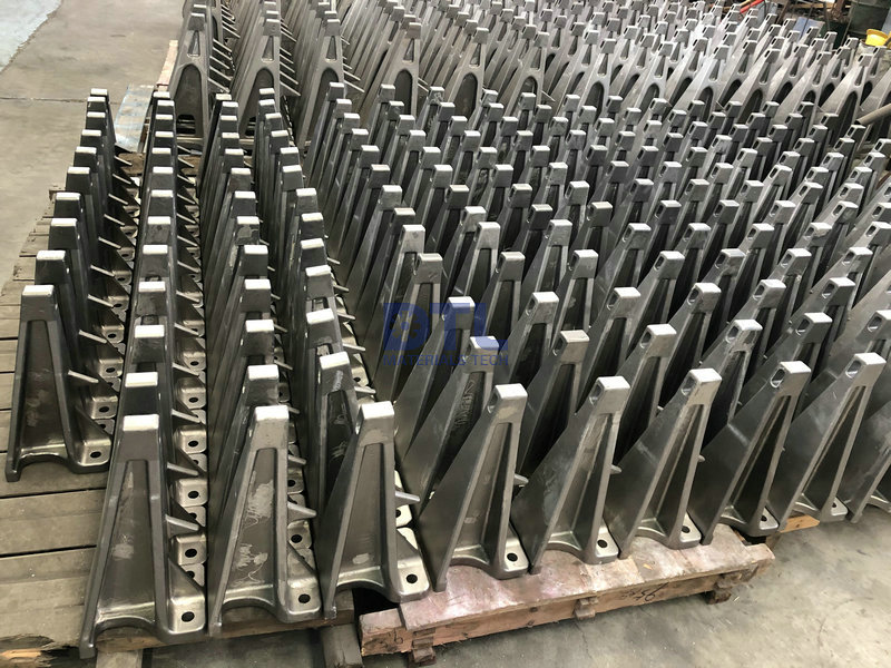 6 Radiant tube support guide bracket