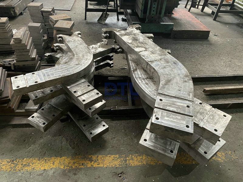 8 Cast arms for immersed rolls CF3M