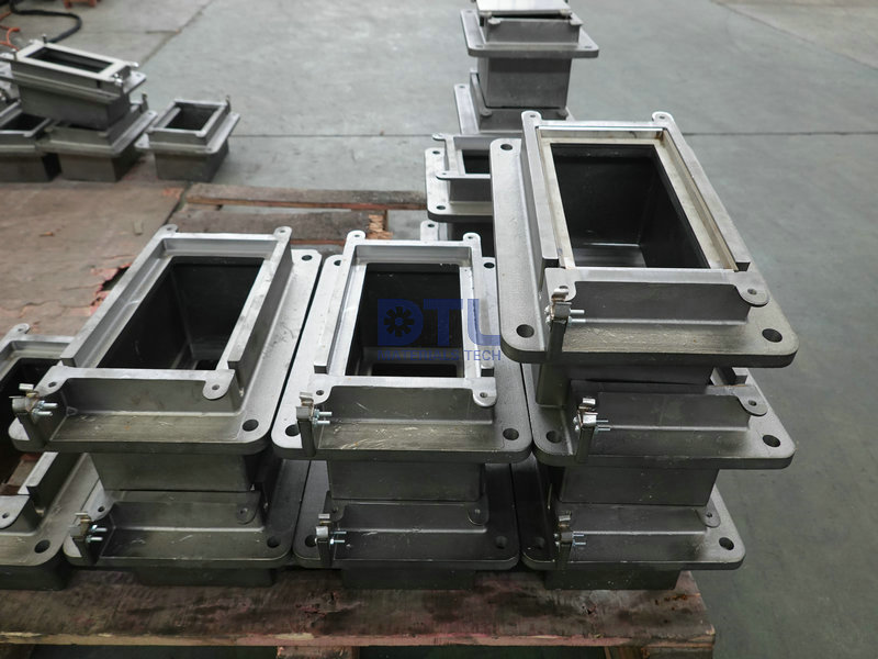 1 Peep doors casting