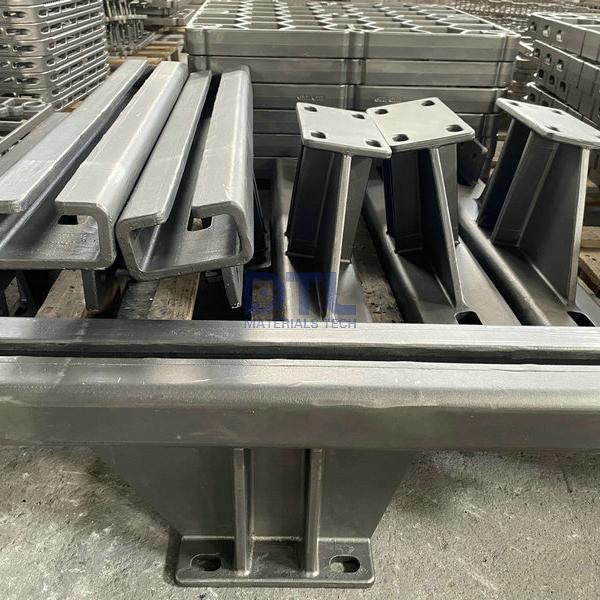 Cast chain guide for heat treatment furnace