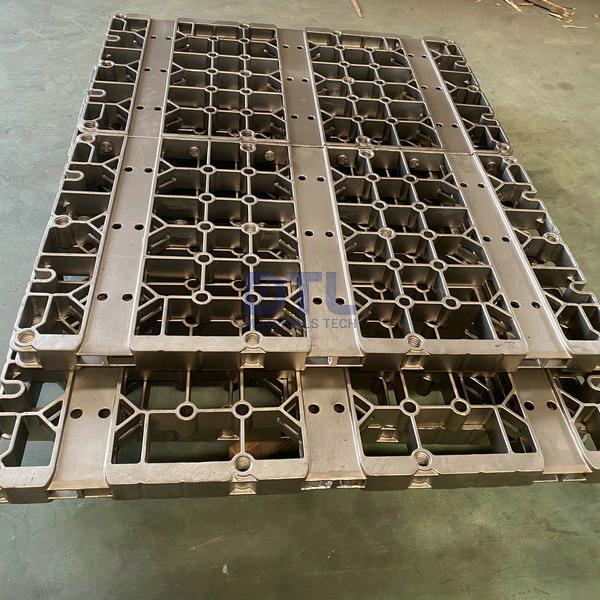 Cast steel trays with guide channel
