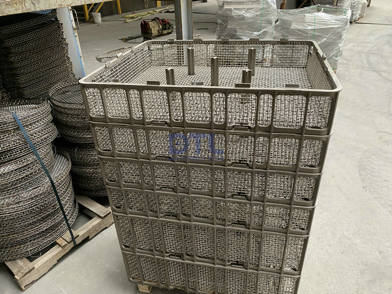 17.6 ipsen T basket with wire mesh liner welded _1