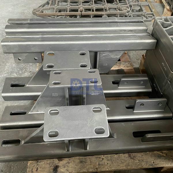 Cast chain guide for heat treatment furnace