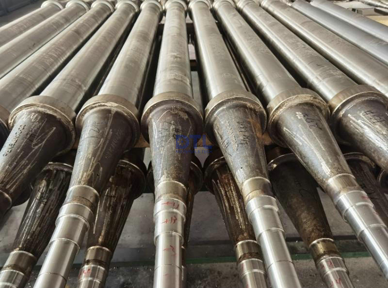 Furnace roller for titanium alloy wide and thick plate heat treatment furnace