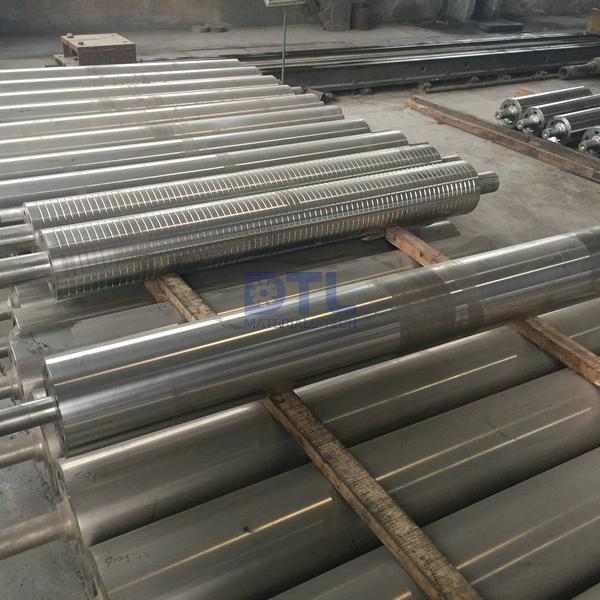 Centrifugal cast correcting roll
