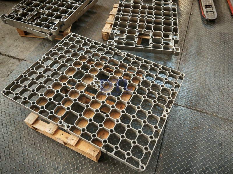 Tray, intermediate grid by Precision casting