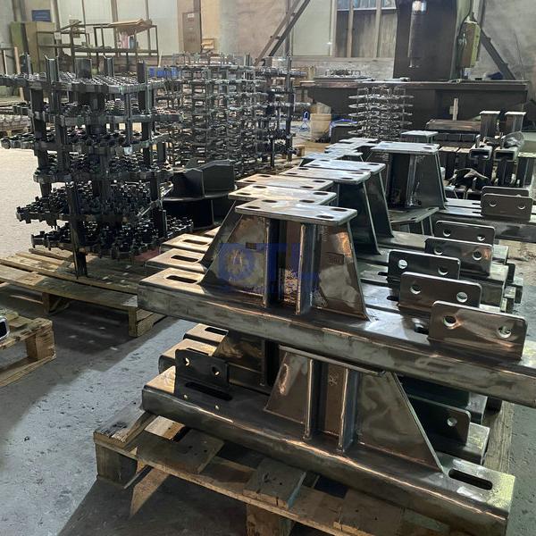 Cast chain guide for heat treatment furnace