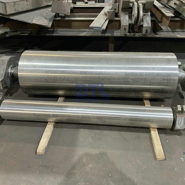 Centrifugal cast correcting roll