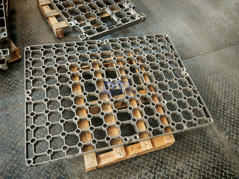 Tray, intermediate grid by Precision casting 2