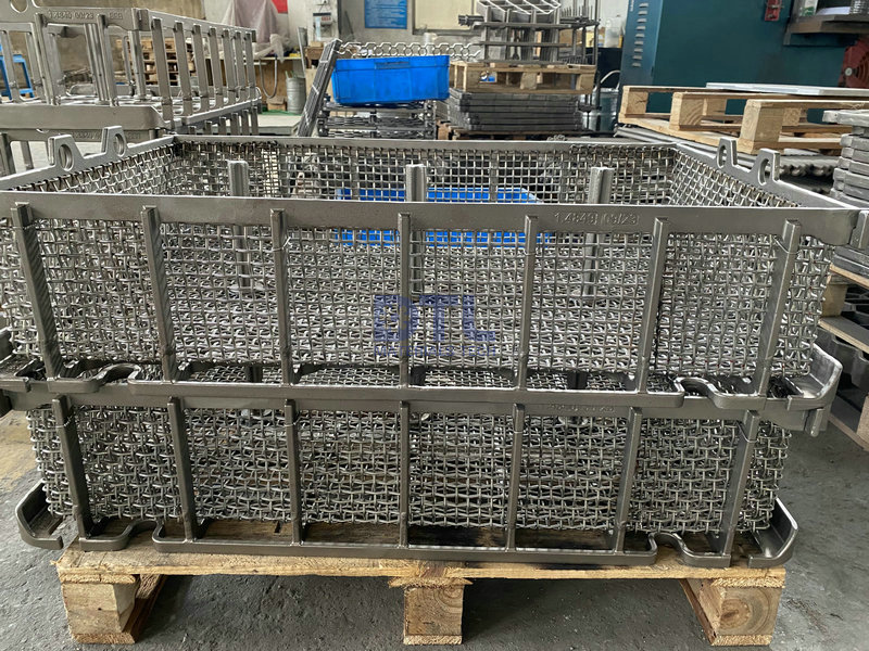 17.4 cast basket with wire mesh liner _1