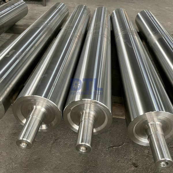 Centrifugal cast correcting roll