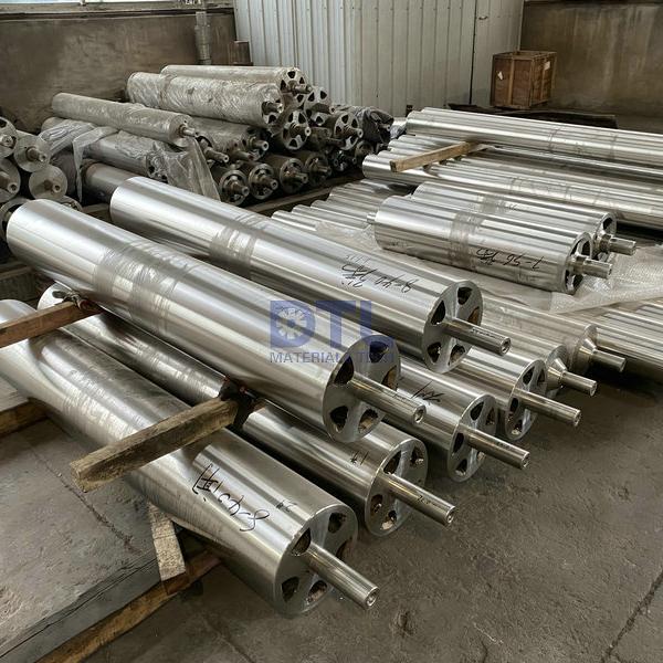 Stabilizer rolls for galvanizing pots
