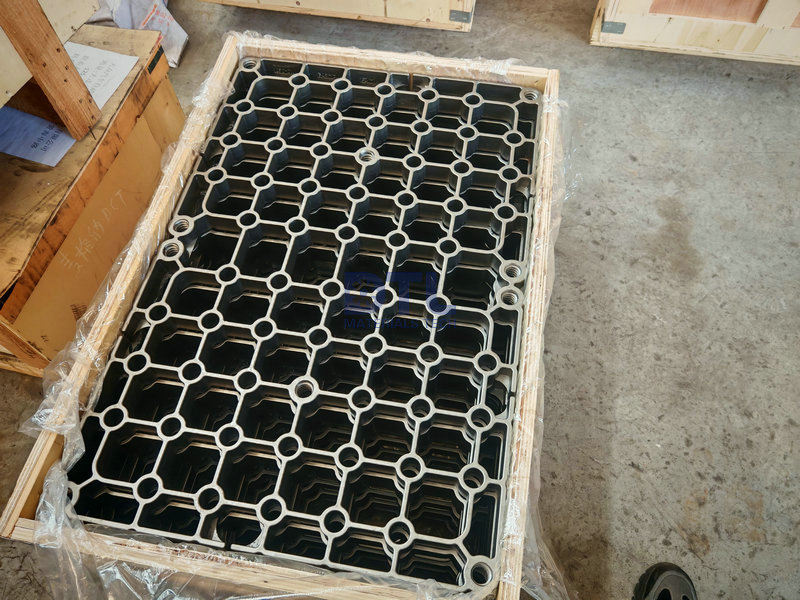 Tray, intermediate grid by Precision casting packed