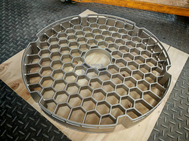 Circular grid by investment casting