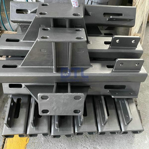 Cast chain guide for heat treatment furnace