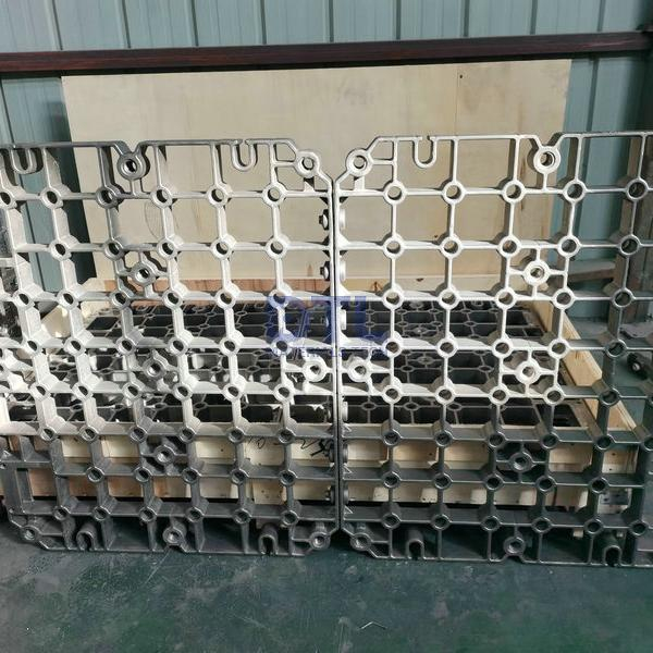 Cast steel trays with guide channel