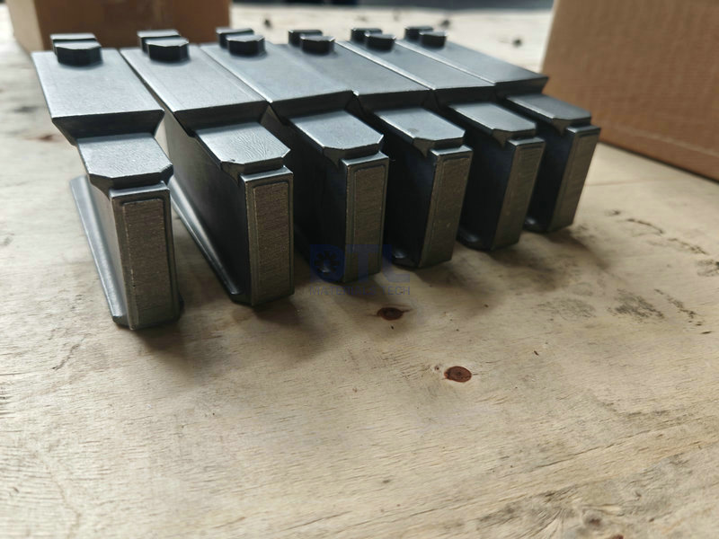 Cast Blade with material Cr21Mo 2.jpg